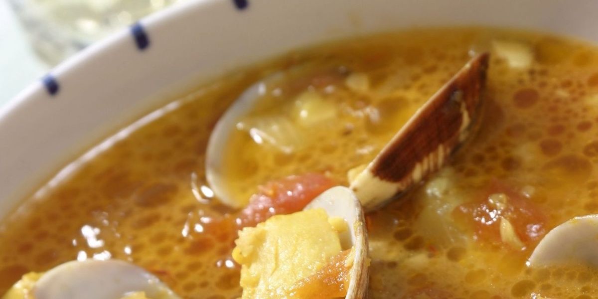 Sopa de pescado con almejas