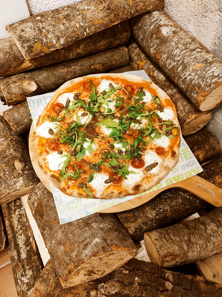 Pizza Caprese con rúcula