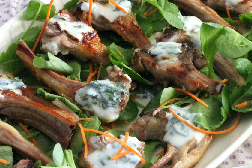 Chuletas de cordero a la brasa con salsa de yogur y pepino