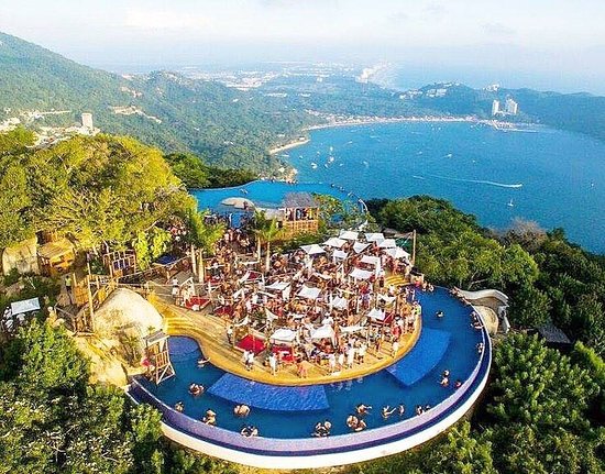 Experience Acapulco's Nightlife