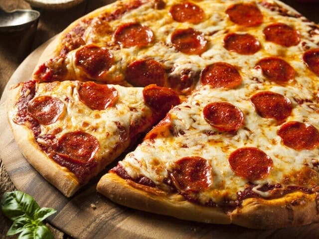 Pizza de pepperoni con masa de polenta