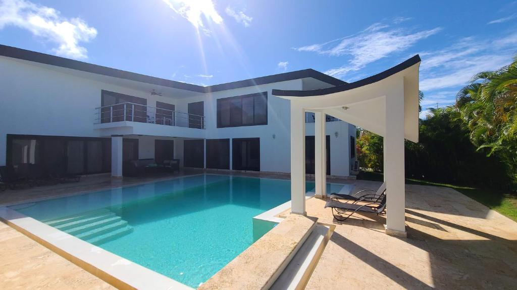 Contemporary Villa with Infinity Pool