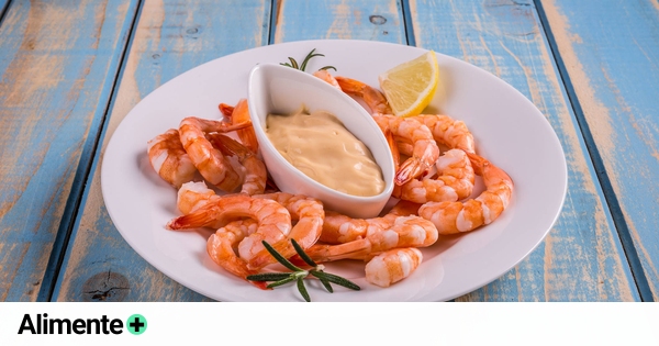 Gambas a la plancha con salsa de tomate y pimientos