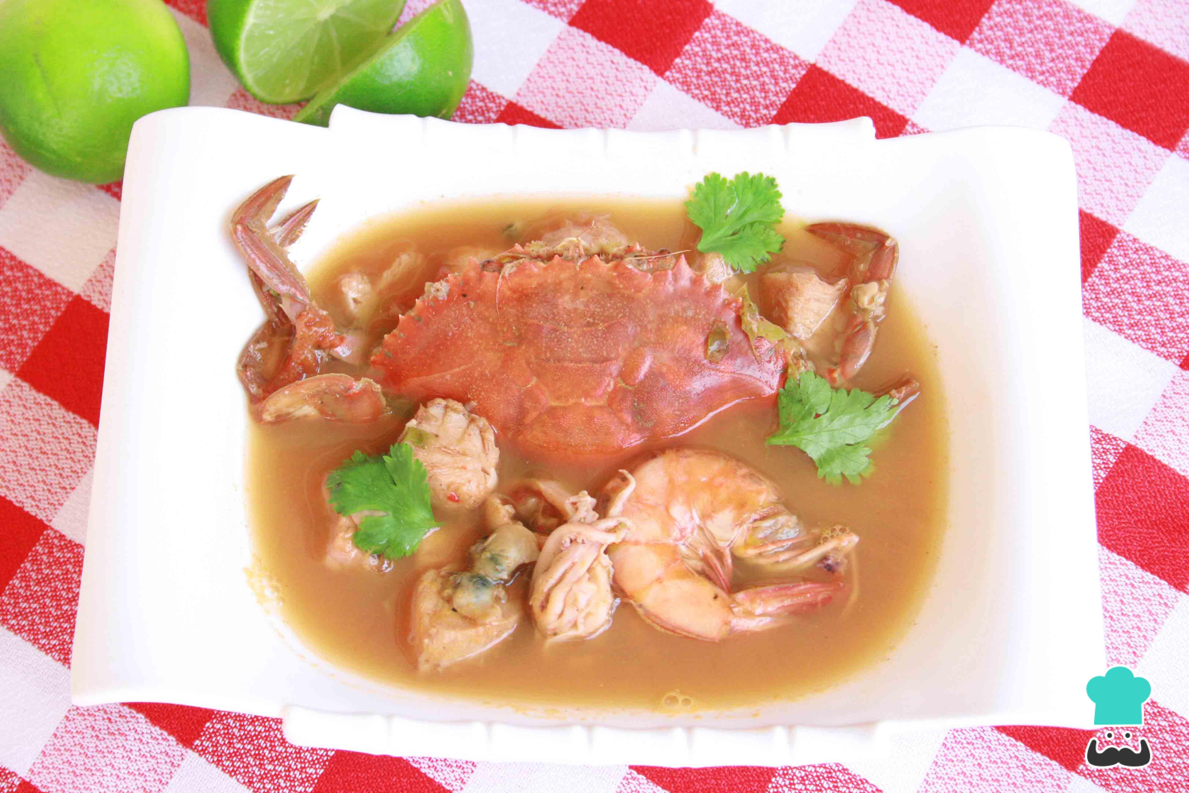 Sopa de mariscos con toque cítrico