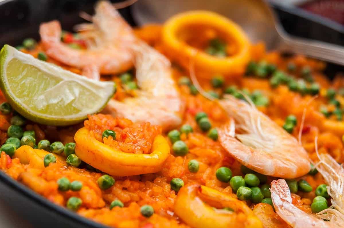 Receta rápida de Paella Valenciana con ingredientes frescos
