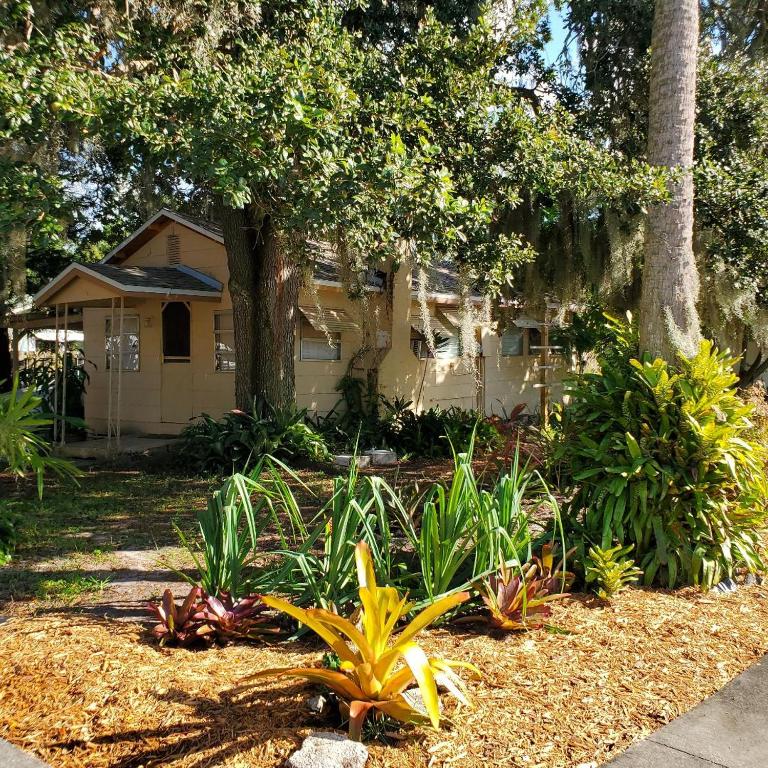 Cozy Bungalow with Beach Access