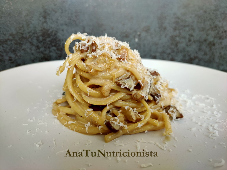 Tagliatelle con salsa de setas y crema de leche