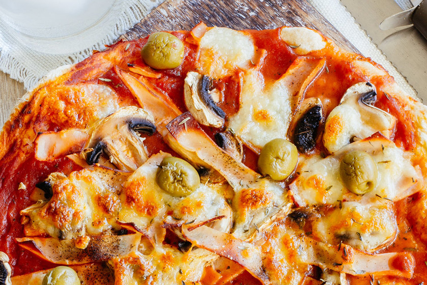 Pizza de jamón cocido y hongos