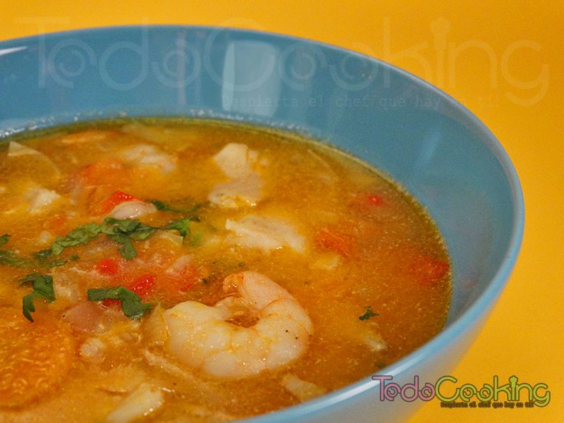 Sopa de pescado con gambas