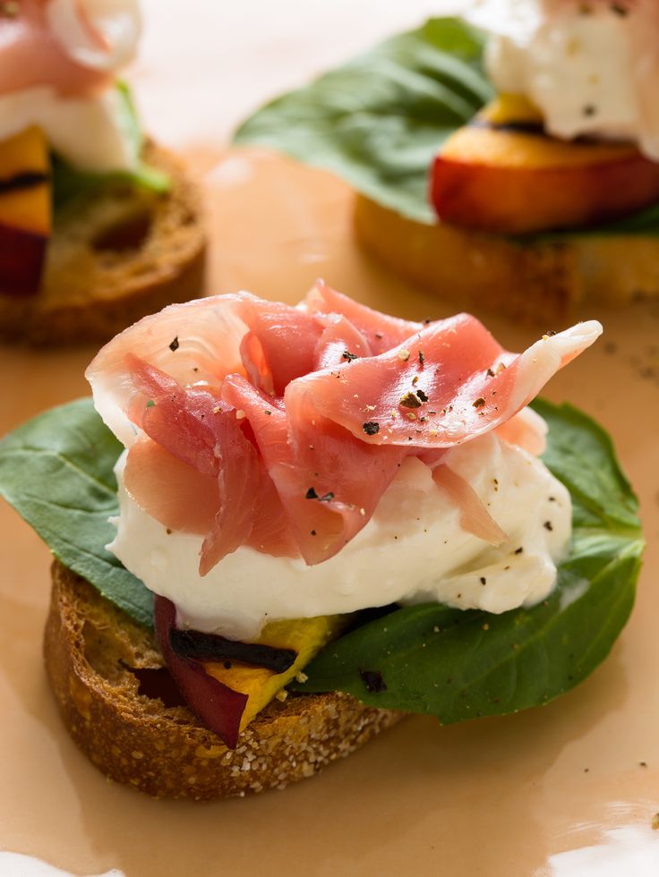 Bruschetta de salmón y aguacate