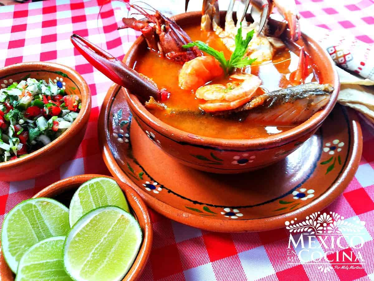 Sopa de pescado con hierbas frescas
