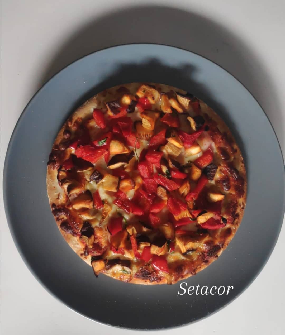 Pizza de setas y pimiento rojo