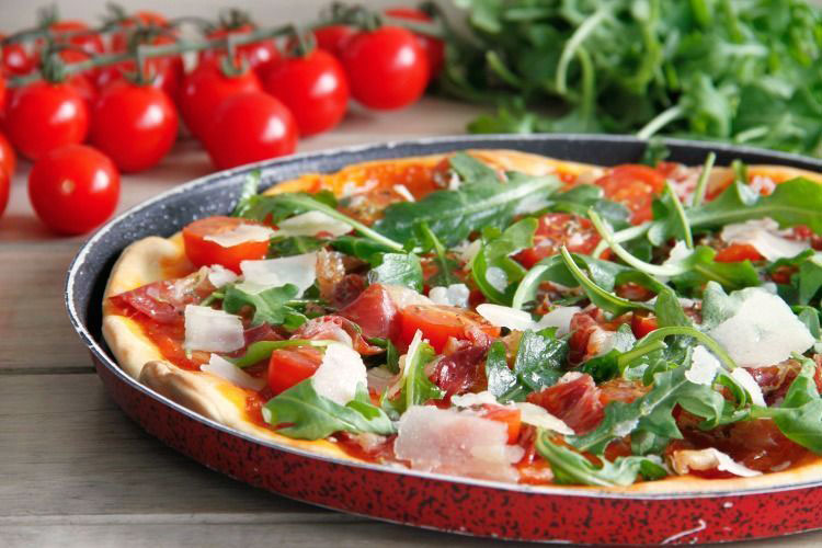Pizza de jamón y rúcula con masa de calabacín en Thermomix