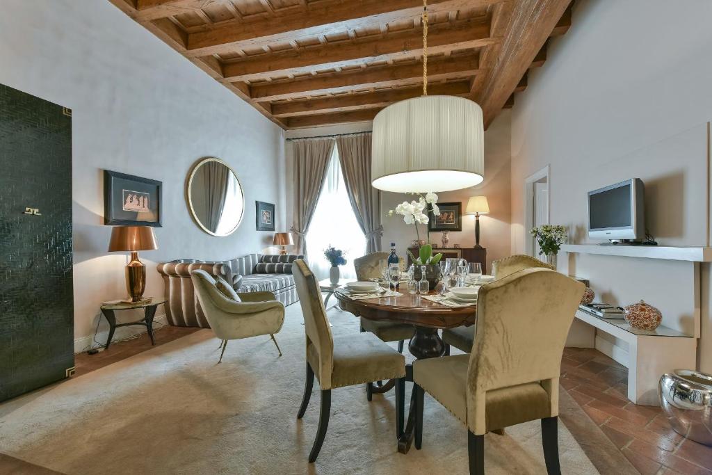 Elegant Apartment with Garden in the Oltrarno District