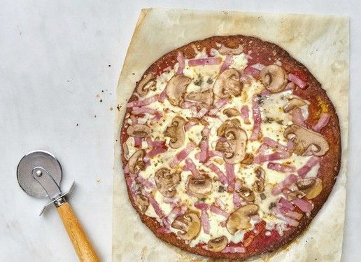 Pizza de huevo y tocino con robot de cocina