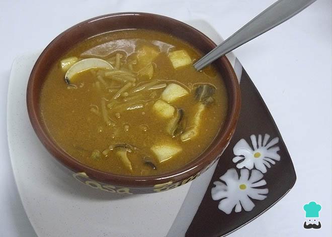 Sopa de mariscos con fideos