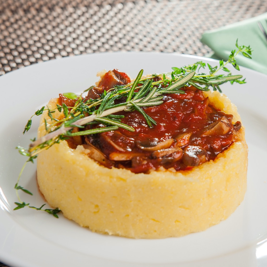 Polenta con salsa de hongos y tocino