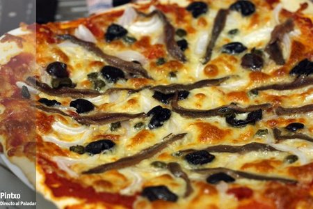 Pizza de aceitunas y alcaparras con masa de cerveza