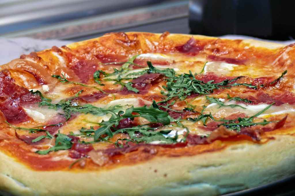 Pizza de jamón y rúcula con queso de cabra
