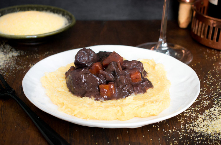 Polenta con carne de res y salsa de vino tinto