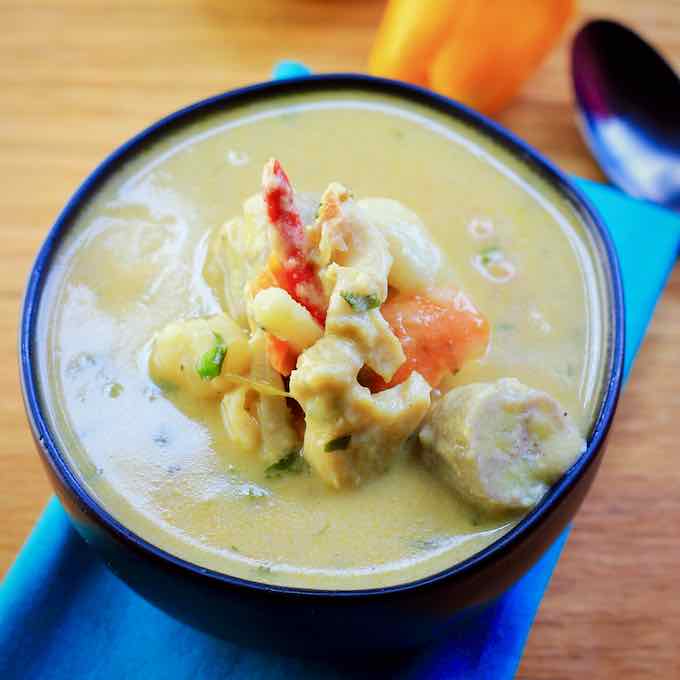 Sopa de mariscos con especias caribeñas