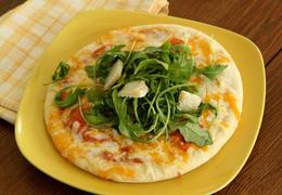 Pizza de bresaola, rúcula y pimientos