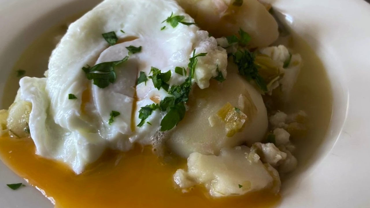 Porrusalda con huevo poché