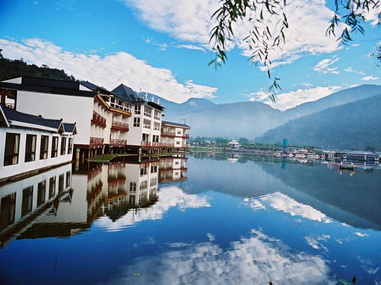 Lakeside Hotel