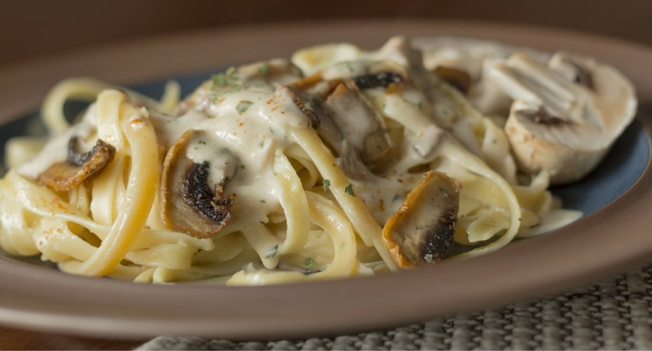 Tagliatelle con salsa de setas y carne de res