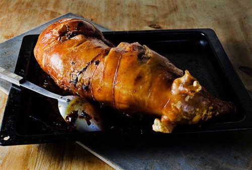 Cochinillo asado con salsa de miel y romero