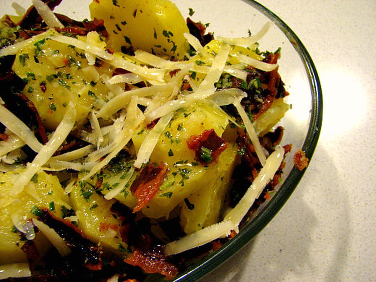 Patatas al horno con romero y bacon