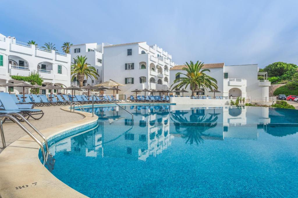 White Beach Club & Resort