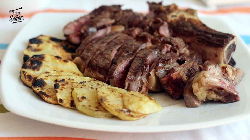 Receta de Chuletón de buey a la parrilla con ensalada fresca - Canal de Cocina