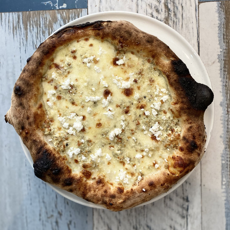 Pizza Quattro Formaggi saludable con base de berenjena