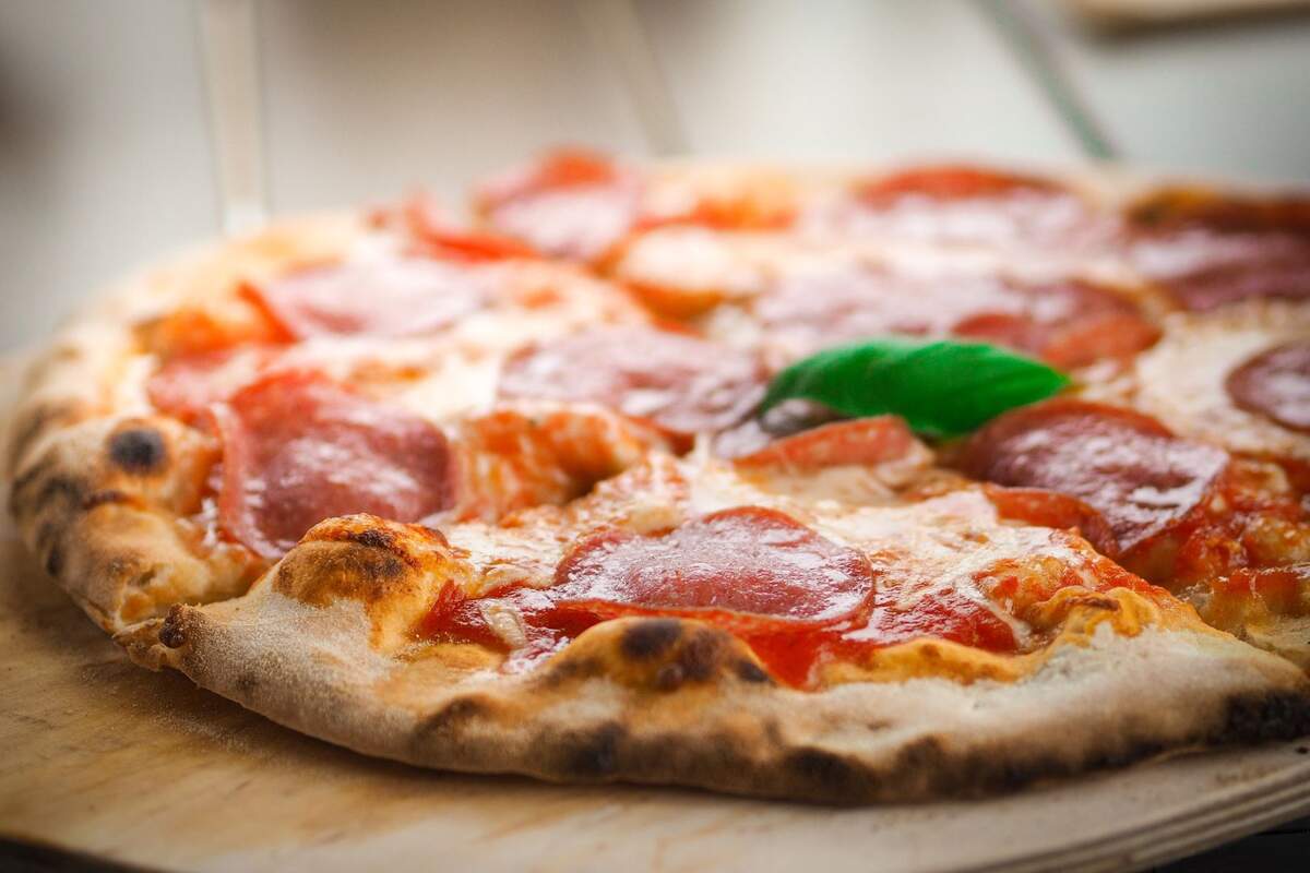 Pizza Napolitana con salami y pimiento
