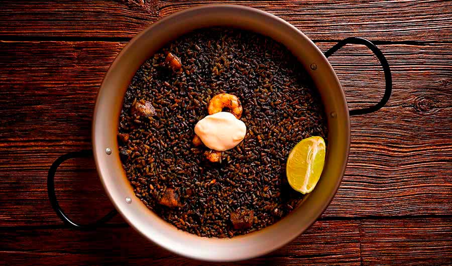 Arroz negro con gambas al ajillo