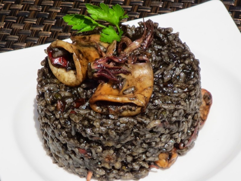 Arroz negro con langosta y alioli de azafrán