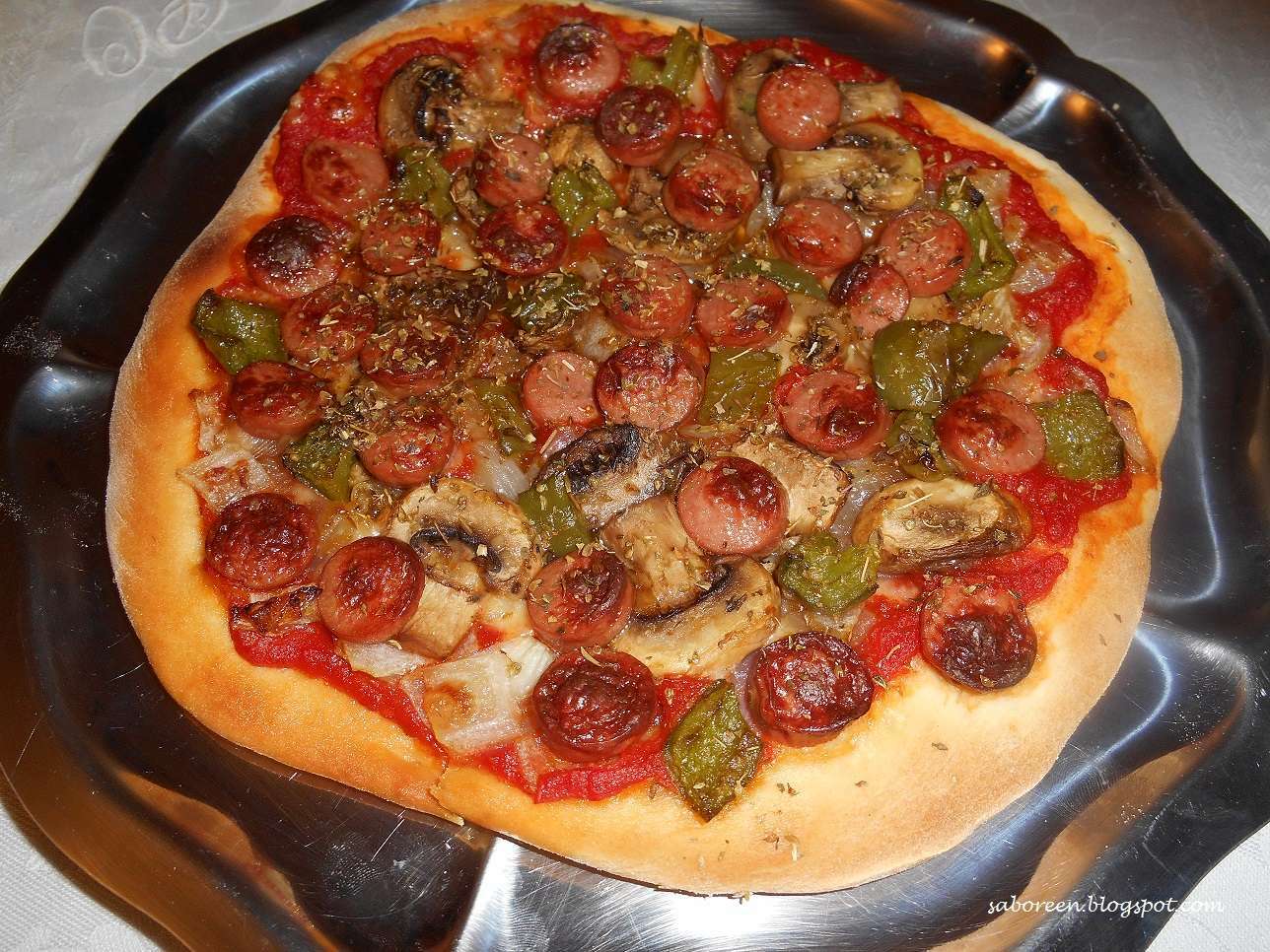 Pizza de champiñones y salchicha