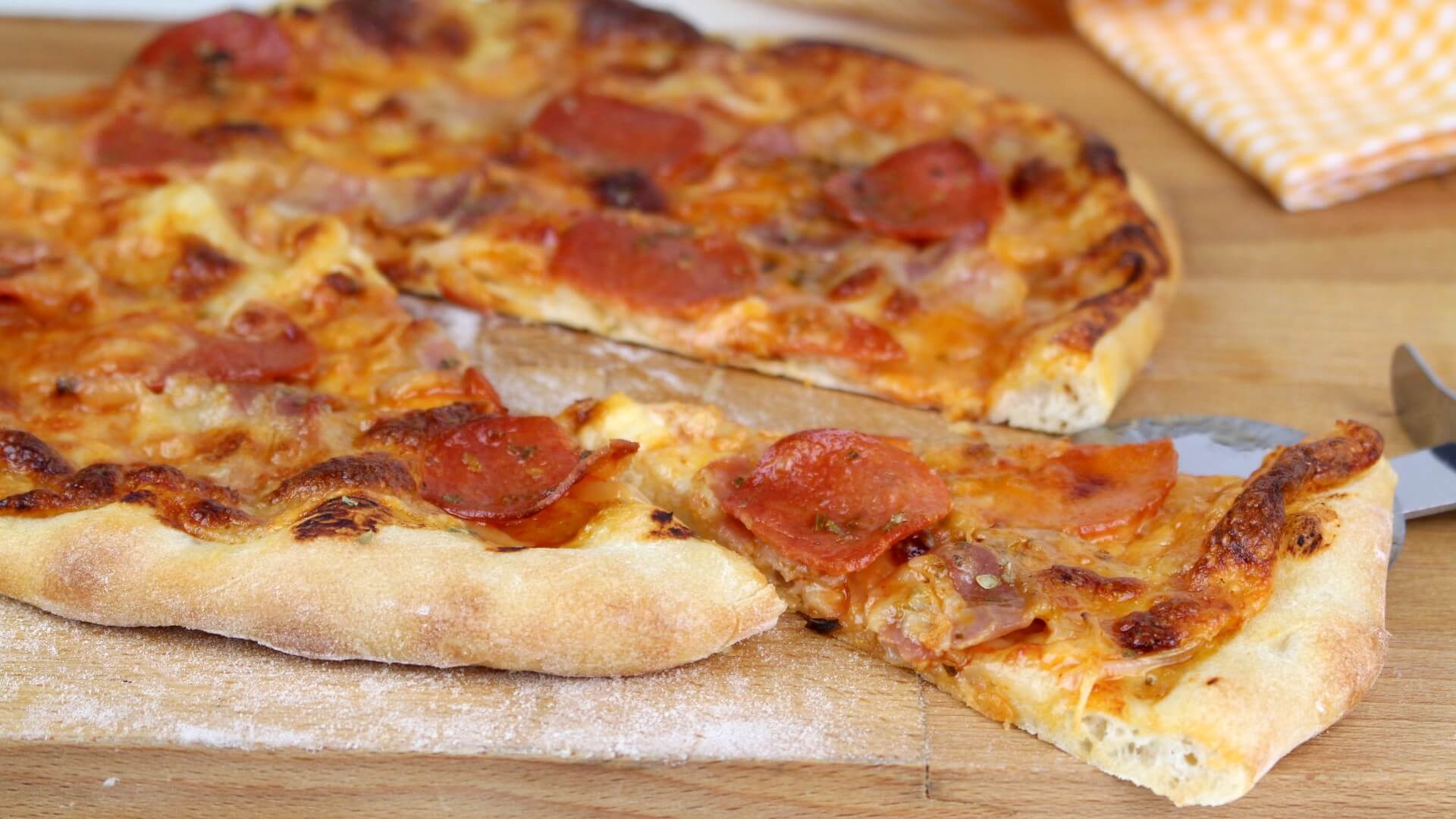 Pizza de pepperoni y bacon en Thermomix