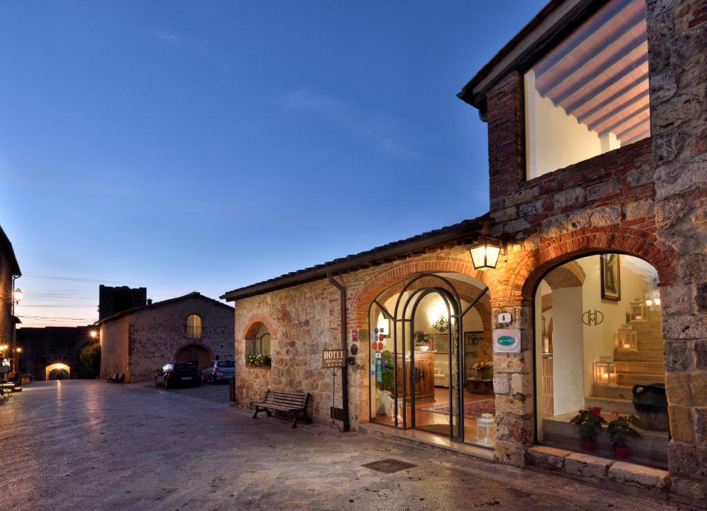 Romantic Hotel H