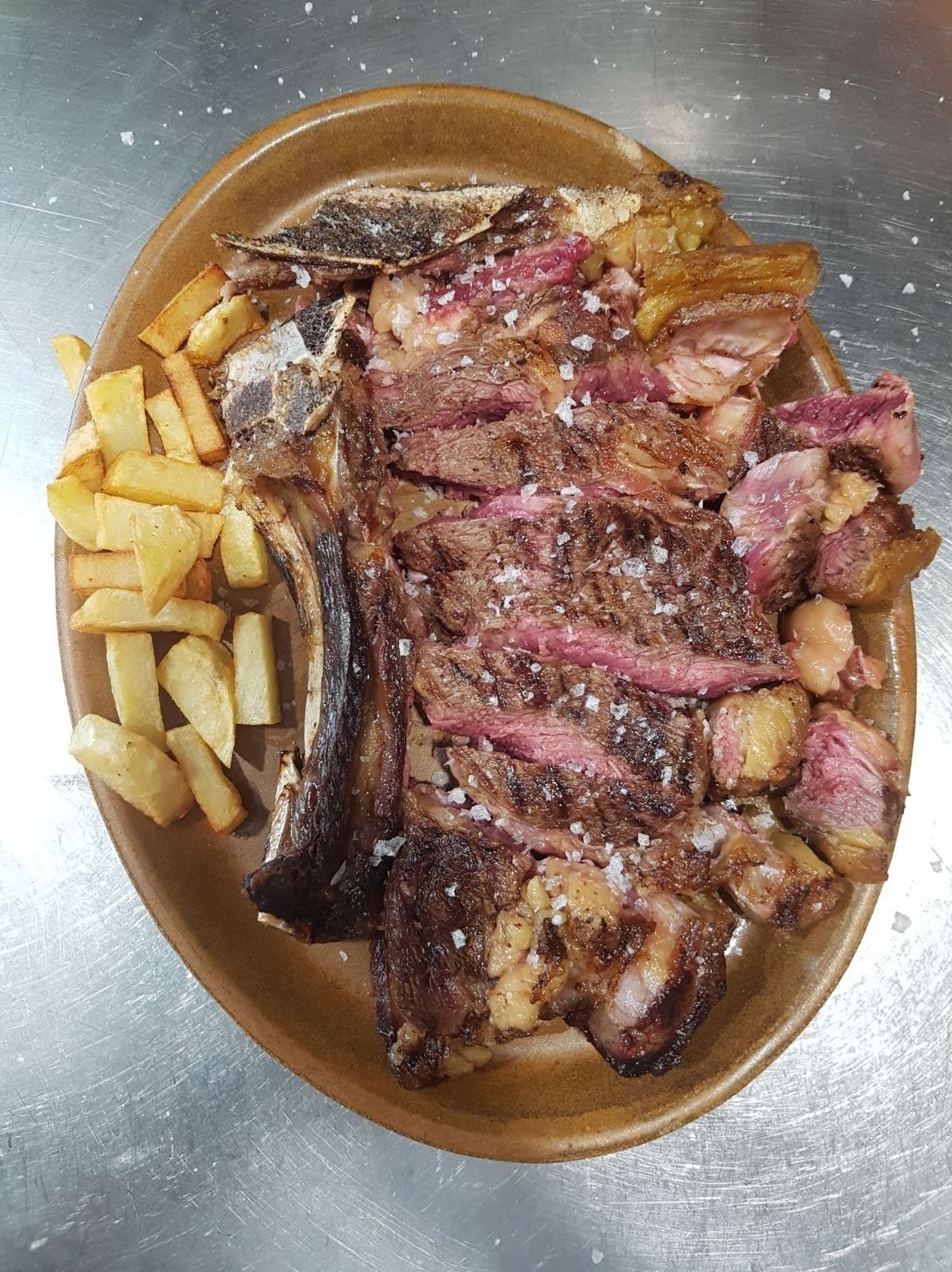 Chuletón de buey a la parrilla con salsa de roquefort