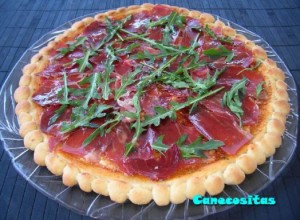 Pizza de jamón y rúcula con masa de cerveza