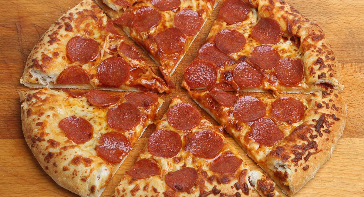 Pizza de pepperoni y salchicha