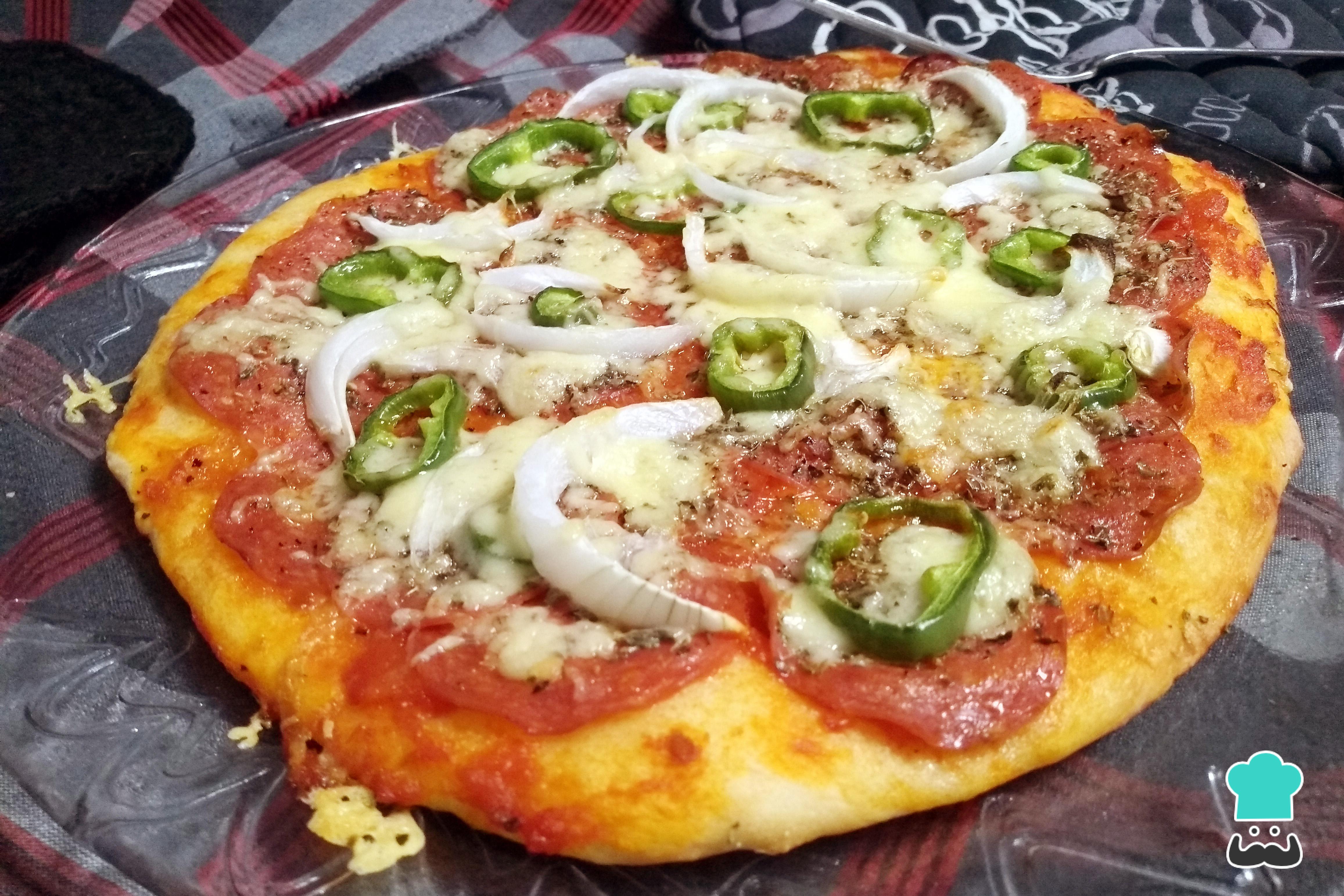 Pizza de pepperoni con masa de harina integral