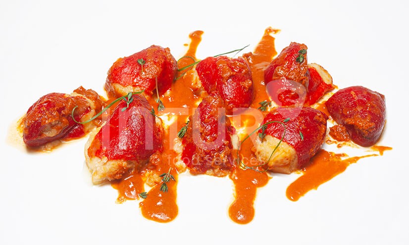 Pimientos de piquillo rellenos de bacalao a la marinera