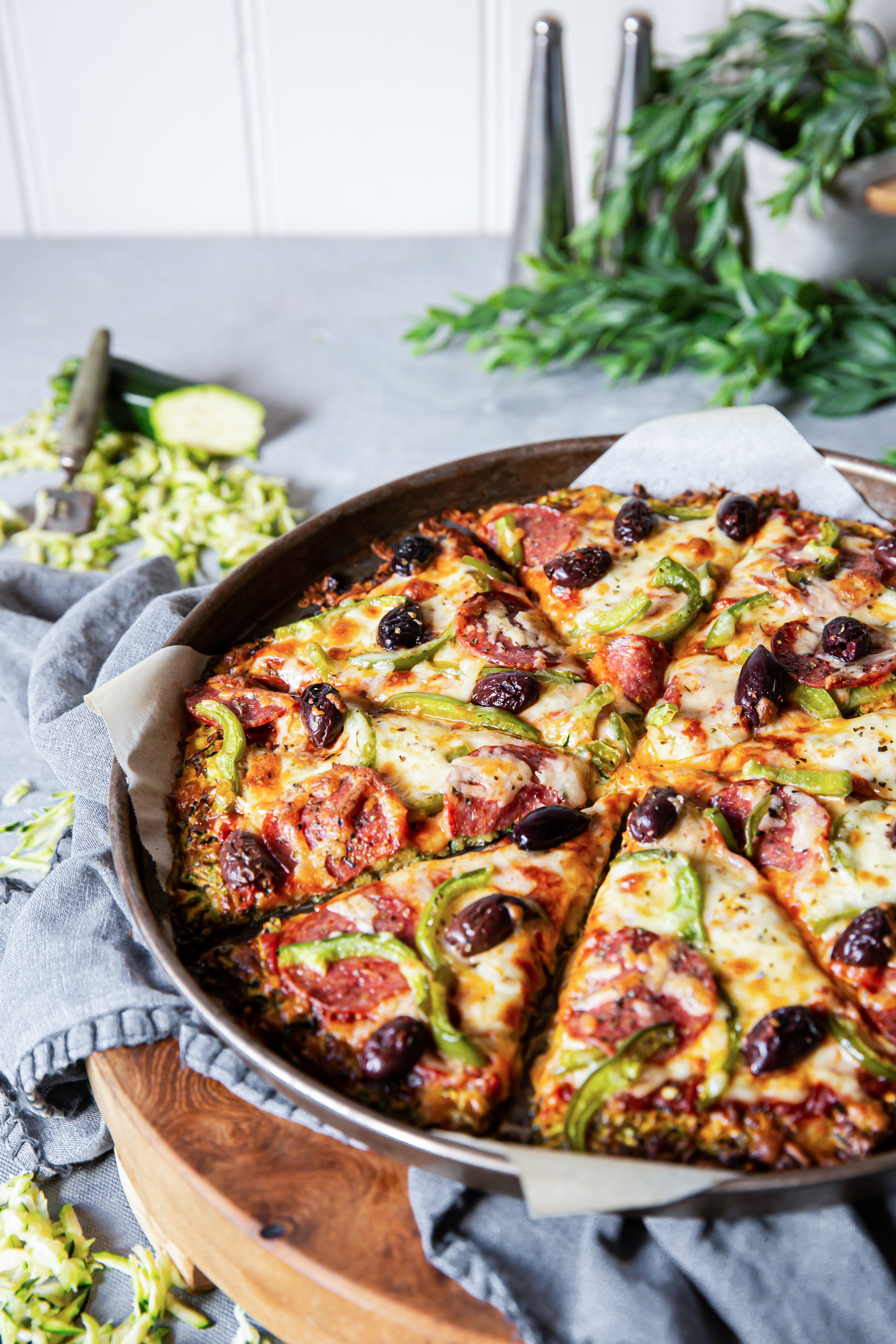 Pizza de pepperoni con masa de pizza de calabacín