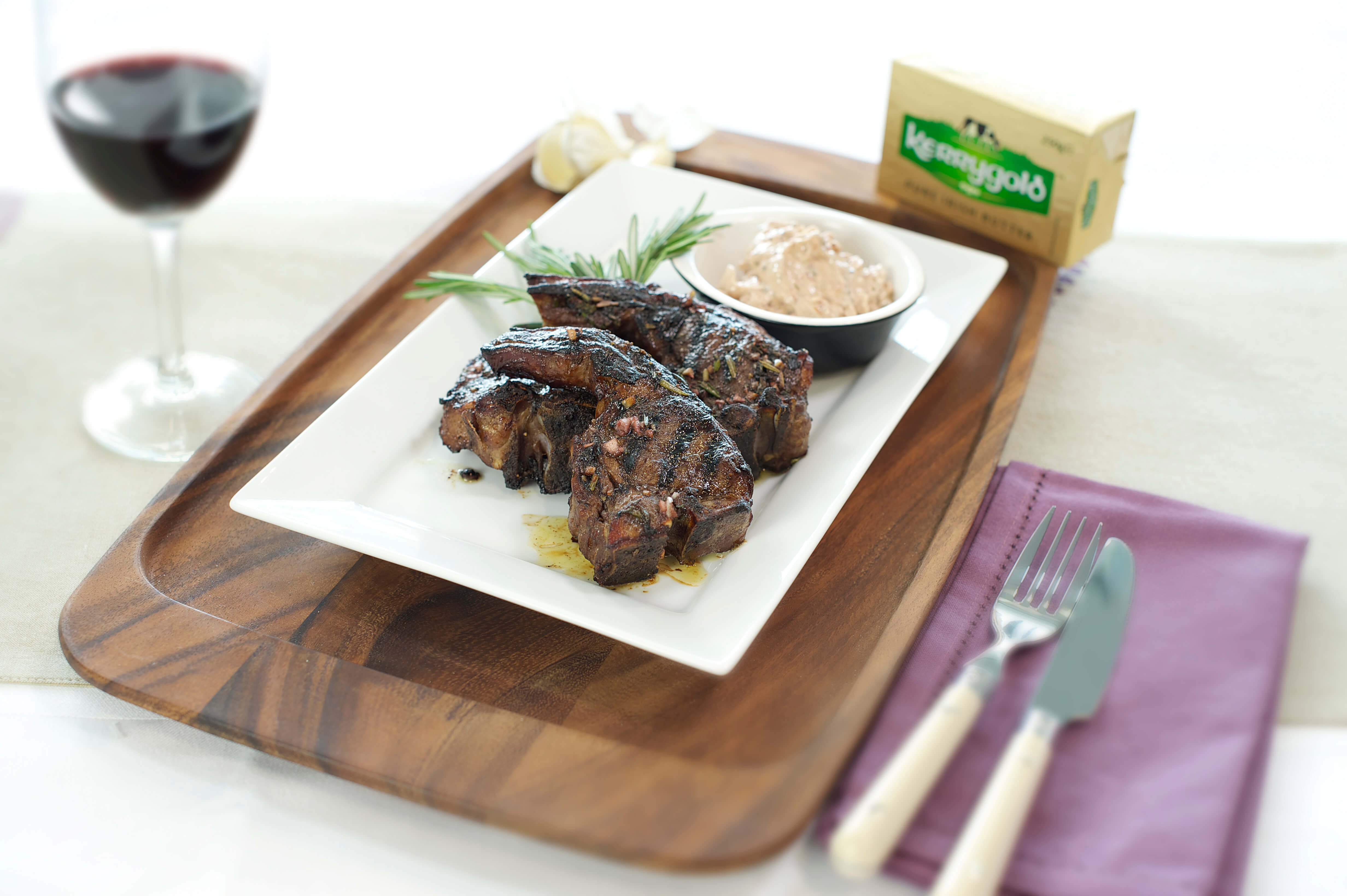 Chuletas de cordero a la brasa con salsa de vino tinto