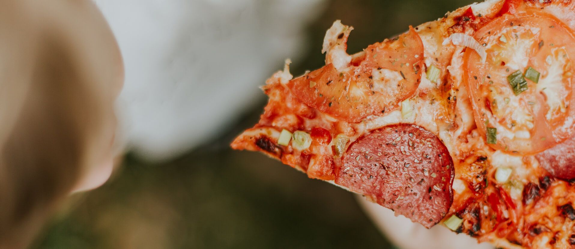 Pizza de pepperoni y aceitunas