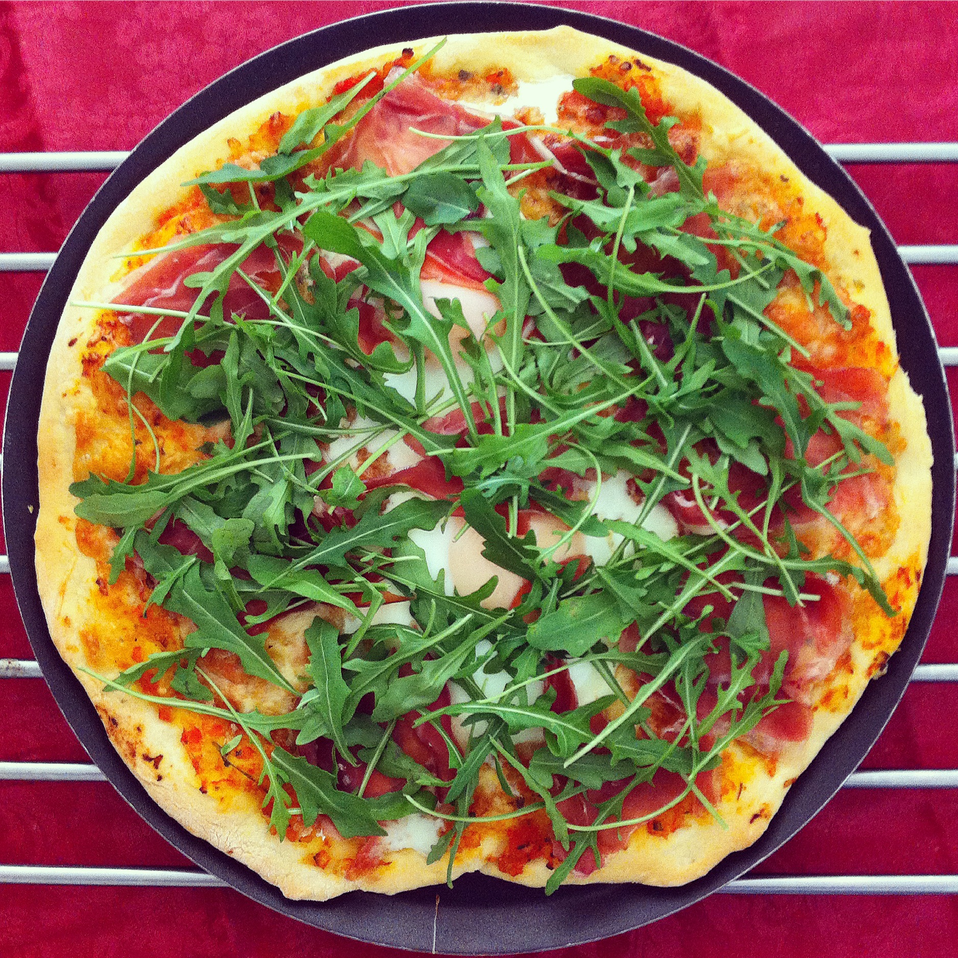 Pizza de jamón y rúcula con masa de pan