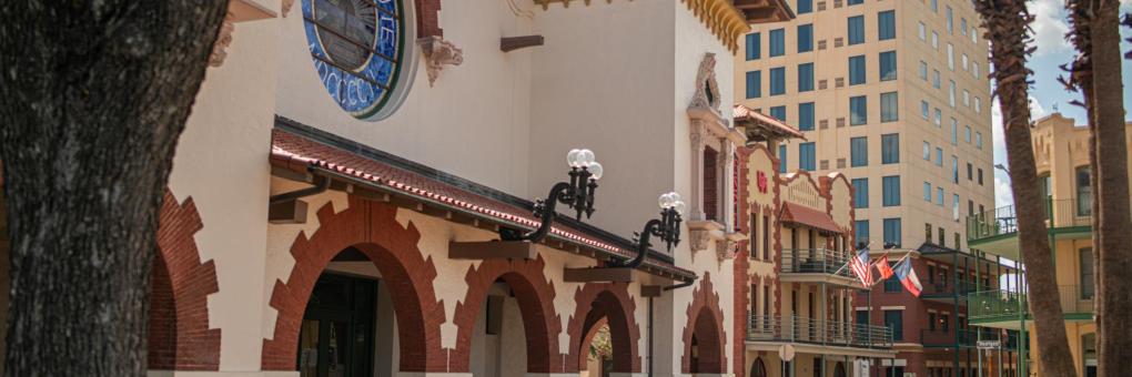 Historic Hotel with Entertainment